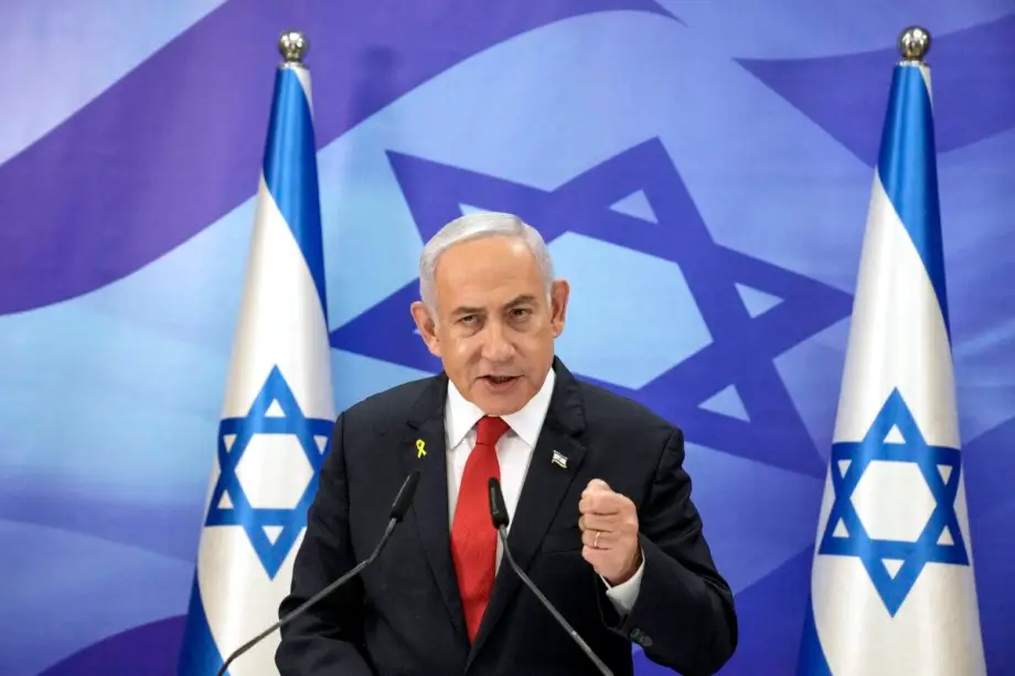 O primeiro-ministro israelense, Benjamin Netanyahu, discursa durante uma coletiva de imprensa em Jerusalém, em 9 de dezembro de 2024 [Maya Alleruzzo/POOL/AFP via Getty Images]