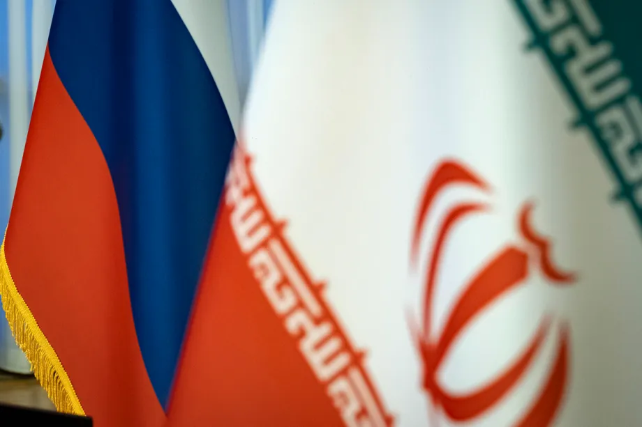 Bandeiras iranianas e russas são exibidas antes de uma coletiva de imprensa no Salão Vahdat, no centro de Teerã, Irã, em 10 de junho de 2025. [Foto de Morteza Nikoubazl/NurPhoto via Getty Images]