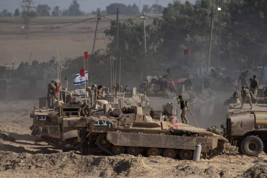 Soldados israelenses organizam equipamentos militares em veículos blindados de transporte de pessoal perto da fronteira com a Faixa de Gaza em 6 de agosto de 2025, no sul de Israel. [Amir Levy/Getty Images]