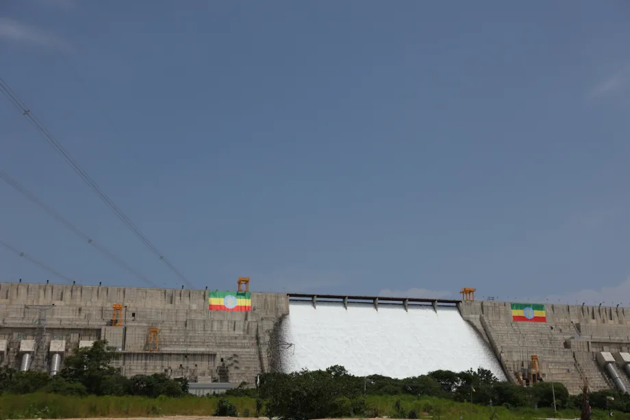 Primeiro-ministro etíope, Abiy Ahmed, ao inaugurar a Grande Barragem do Renascimento Etíope (GERD), o maior projeto hidrelétrico da África, durante uma cerimônia com a presença de líderes e cidadãos de vários países africanos às margens do Rio Nilo, em Benishangul-Gumuz, Etiópia, em 9 de setembro de 2025. [Foto de Daniel Terefe/Anadolu via Getty Images]