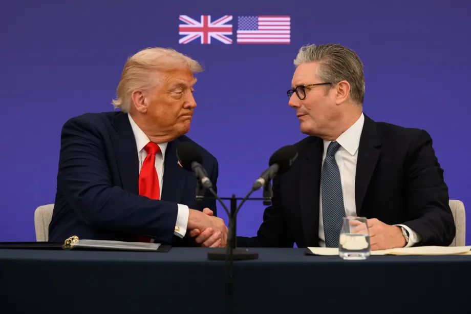 O presidente dos EUA, Donald Trump, e o primeiro-ministro do Reino Unido, Keir Starmer, anunciam um acordo entre os dois países durante uma coletiva de imprensa em Chequers, ao final de uma visita de Estado em 18 de setembro de 2025, em Aylesbury, Inglaterra. [Foto de Leon Neal/Getty Images]