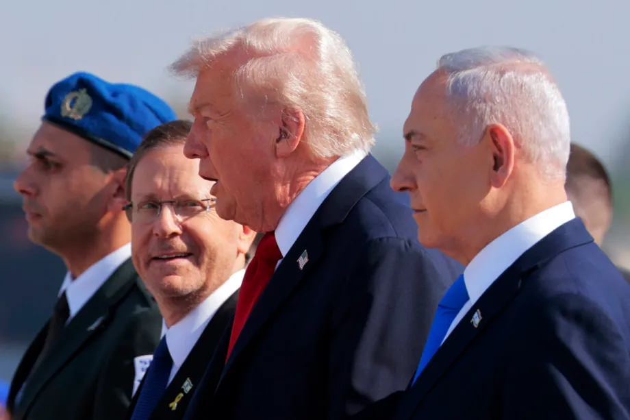 O presidente dos EUA, Donald Trump, é recebido pelo presidente israelense, Isaac Herzog, e pelo primeiro-ministro Benjamin Netanyahu no Aeroporto Internacional Ben Gurion, em 13 de outubro de 2025, em Tel Aviv, [Chip Somodevilla/Getty Images].