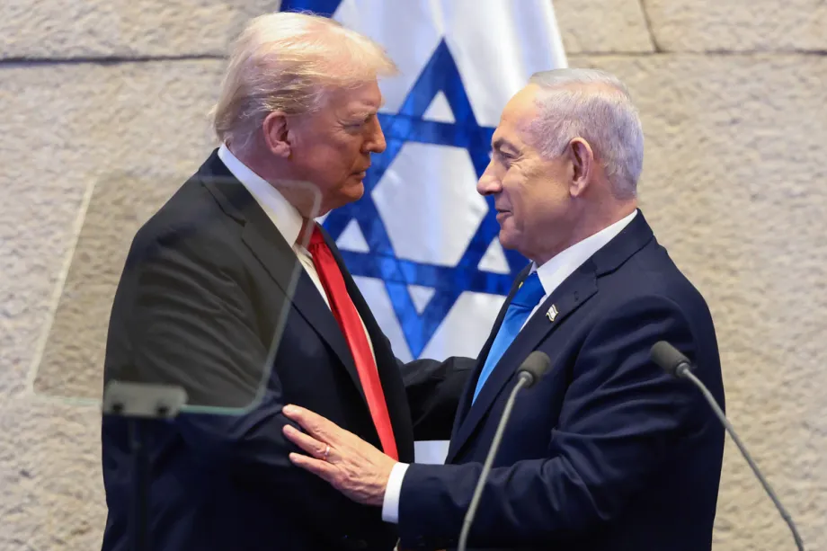 O presidente dos EUA, Donald Trump, conversa com o primeiro-ministro israelense, Benjamin Netanyahu, no Knesset, o parlamento de Israel, em 13 de outubro de 2025, em Jerusalém. [Foto de Evelyn Hockstein – Pool/Getty Images]
