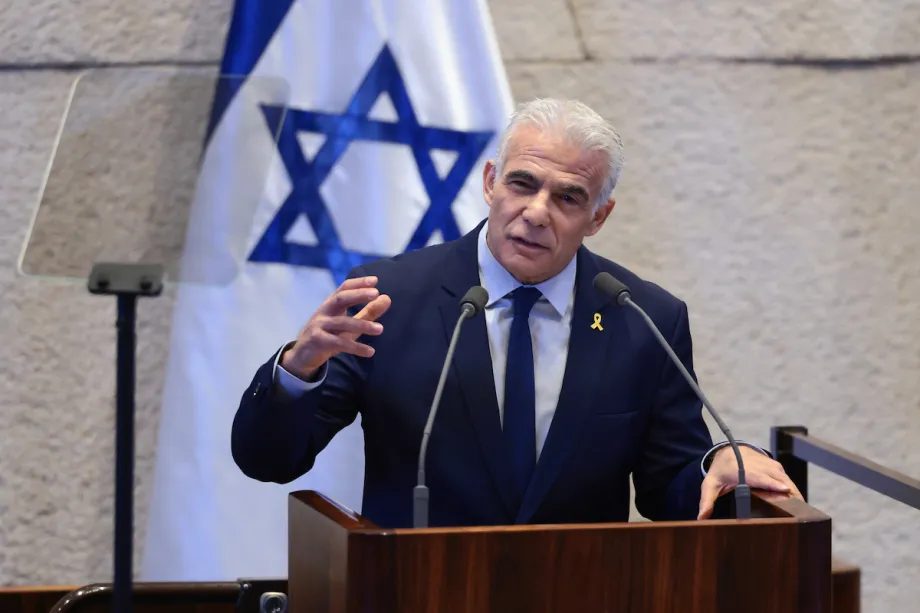 O líder da oposição israelense, Yair Lapid, discursa no Knesset, o parlamento de Israel, em 13 de outubro de 2025, em Jerusalém. [Foto de Evelyn Hockstein – Pool/Getty Images]