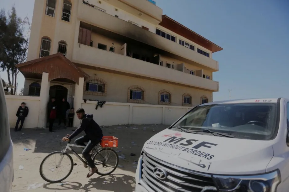 Vista de um prédio danificado, pertencente à organização humanitária Médicos Sem Fronteiras (MSF), após o ataque israelense em al-Mawasi, Khan Yunis, Gaza, em 21 de fevereiro de 2024 [Ashraf Amra/Anadolu Agency]