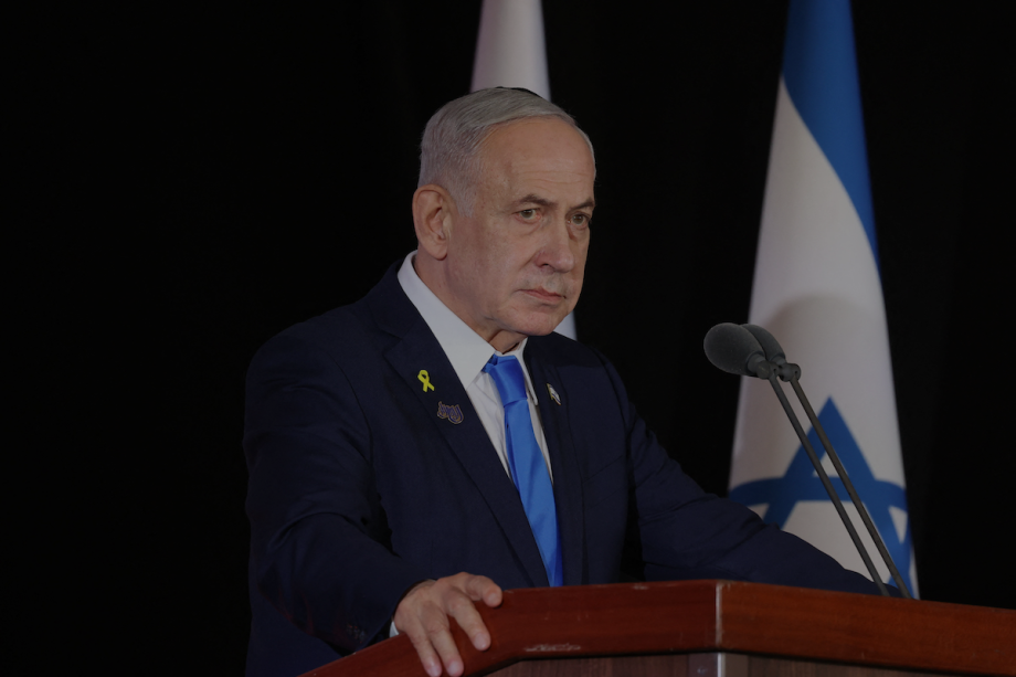 O primeiro-ministro israelense, Benjamin Netanyahu, discursa em Jerusalém em 16 de outubro de 2025. [Alex Kolomoisky/POOL/AFP via Getty Images]