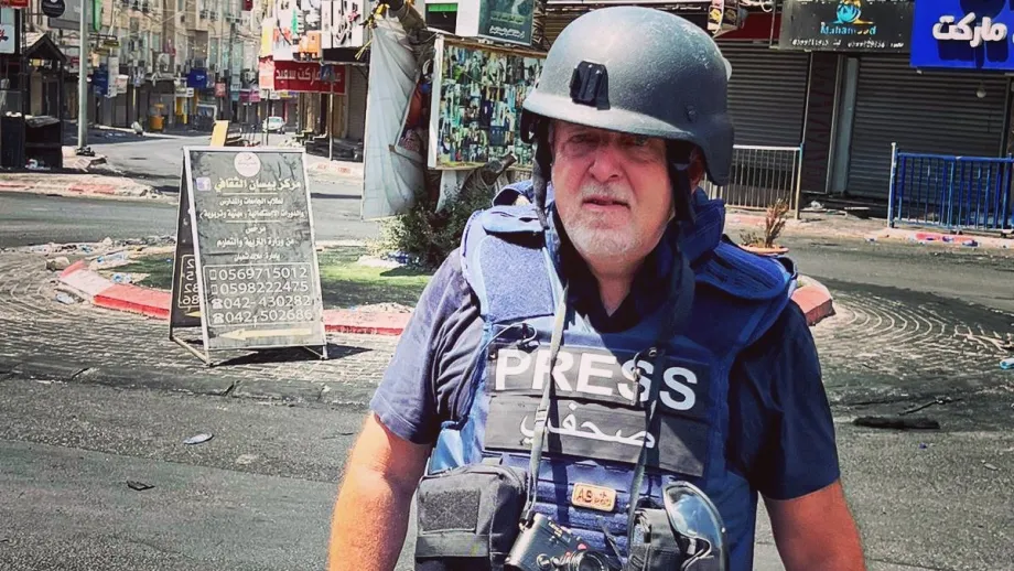 Jeremy Bowen, editor internacional da BBC em Jenin, em 6 de julho de 2023 [Yusuf Shomali/BowenBBC/X]