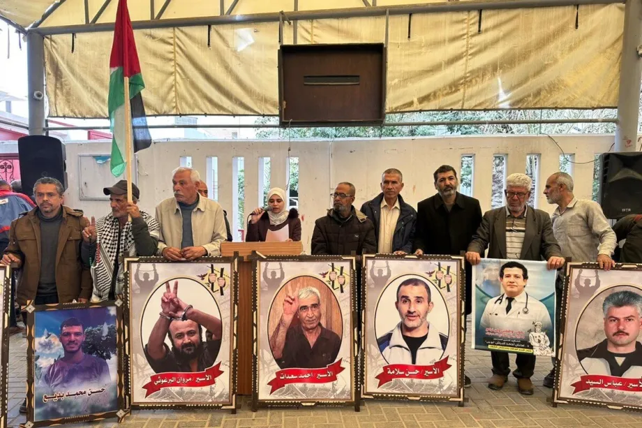 Um protesto organizado pelas famílias dos detidos exige que o Comitê Internacional da Cruz Vermelha tome medidas urgentes e sérias em relação ao caso de seus filhos. [Mohammed Asad/Monitor do Oriente Médio]