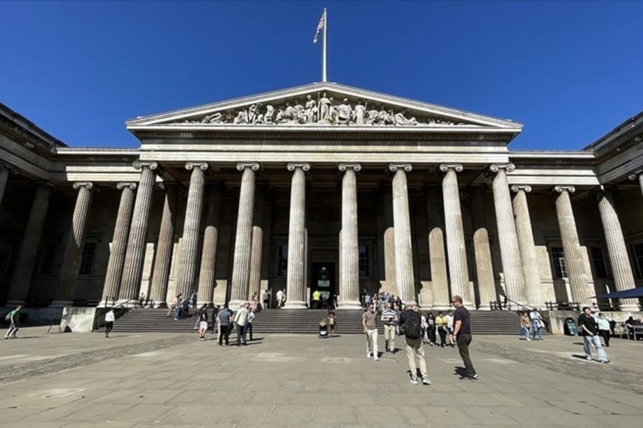 Turistas são vistos em frente ao Museu Britânico em Londres, Reino Unido. [Foto/AA]
