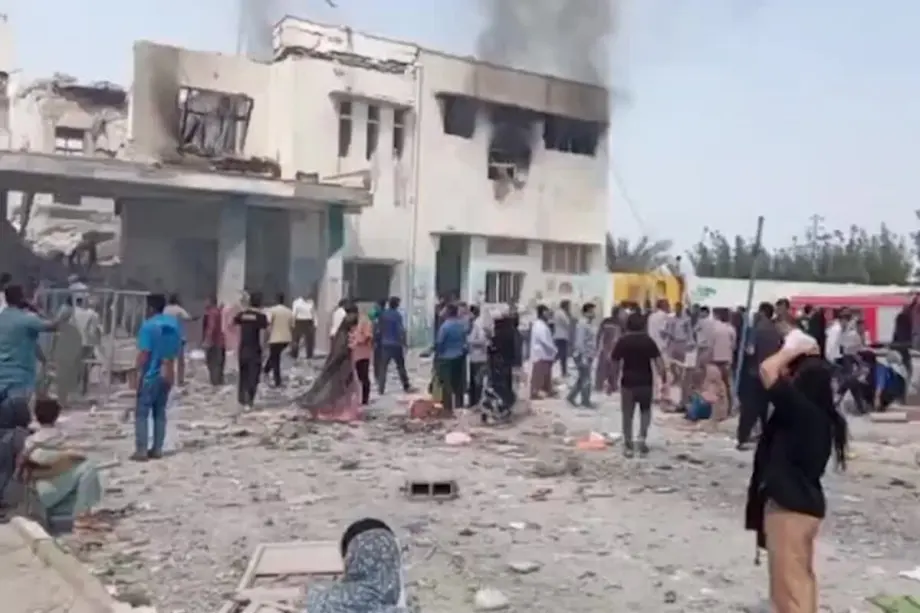 Ataques conjuntos entre EUA e Israel atingiram uma escola primária feminina na cidade de Minab, na província de Hormozgan, no sul do Irã, em 28 de fevereiro de 2026. [Captura de tela/AA]