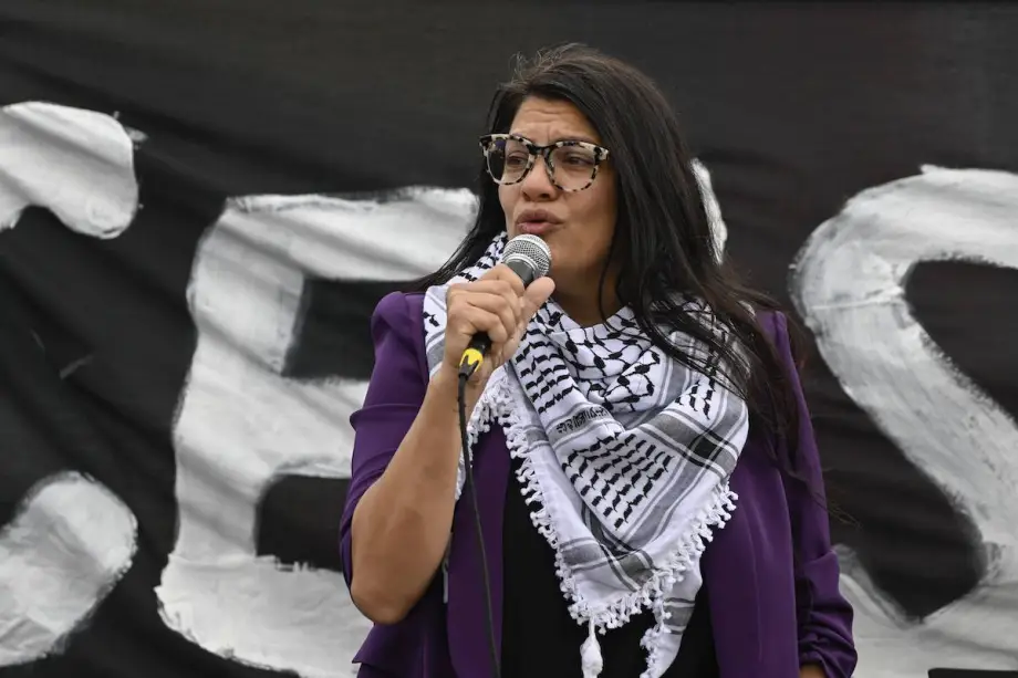A congressista americana Rashida Tlaib, de ascendência palestina, participa de uma manifestação organizada com a presença de diversos grupos judaicos em frente ao Capitólio, em Washington D.C., Estados Unidos, em 18 de outubro de 2023, para defender o fim das hostilidades em Gaza [Celal Güneş - Agência Anadolu]