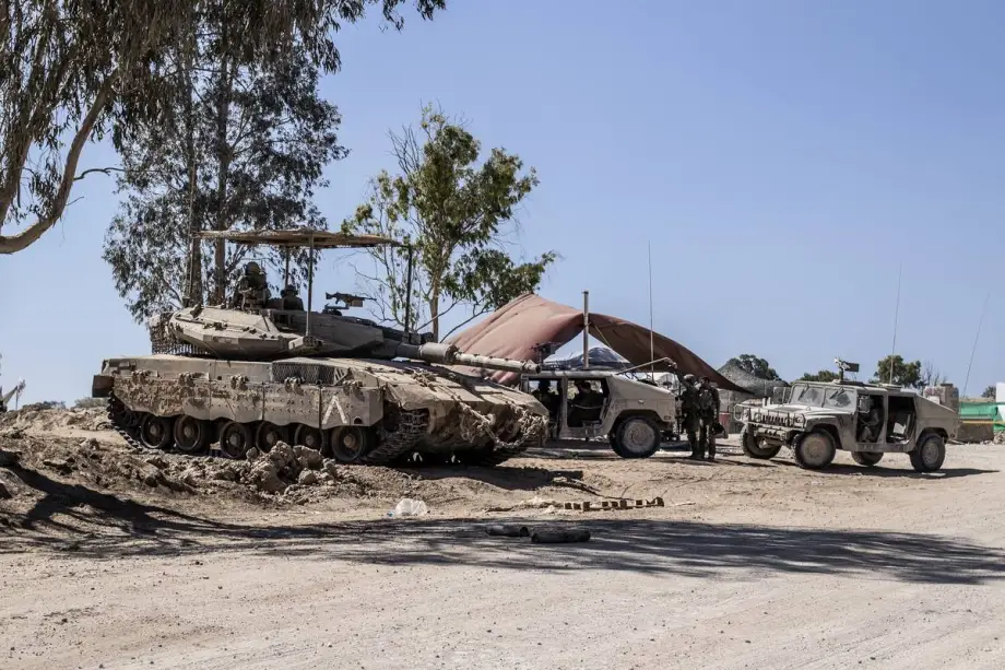 Tanques, veículos blindados de transporte de pessoal e jipes militares pertencentes ao exército israelense são vistos nas áreas próximas à fronteira entre Israel e a Faixa de Gaza, enquanto os ataques de Israel à Faixa de Gaza, que começaram em 7 de outubro, continuam ininterruptamente em Israel em 2 de julho de 2024. [Mostafa Alkharouf – Agência Anadolu]