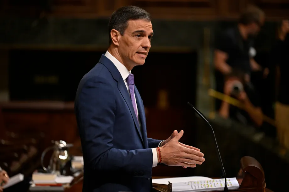 O primeiro-ministro espanhol, Pedro Sánchez, discursa durante a sessão plenária do Parlamento sobre os extensos cortes de energia que afetam milhões de pessoas na Espanha, em Madri, em 7 de maio de 2025. [Burak Akbulut – Agência Anadolu]