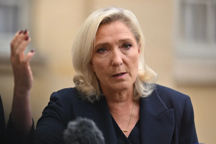A presidente do partido francês de extrema-direita Rassemblement National (RN), Marine Le Pen, discursa em Paris, França, em 2 de setembro de 2025. [Mustafa Yalçın - Agência Anadolu]