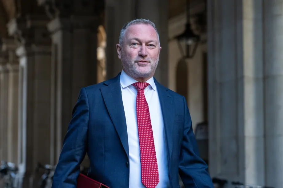 O Secretário de Estado para Habitação, Comunidades e Governo Local, Steve Reed, chega a Downing Street para uma reunião semanal do Gabinete em Londres, Reino Unido, em 9 de setembro de 2025. [Thomas Krych – Agência Anadolu]