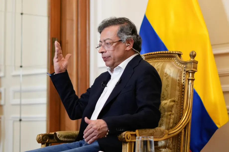 O presidente colombiano, Gustavo Petro, fala durante uma entrevista à Al Jazeera no Cairo, Egito, em 3 de novembro de 2025. [Presidência da Colômbia – Agência Anadolu]
