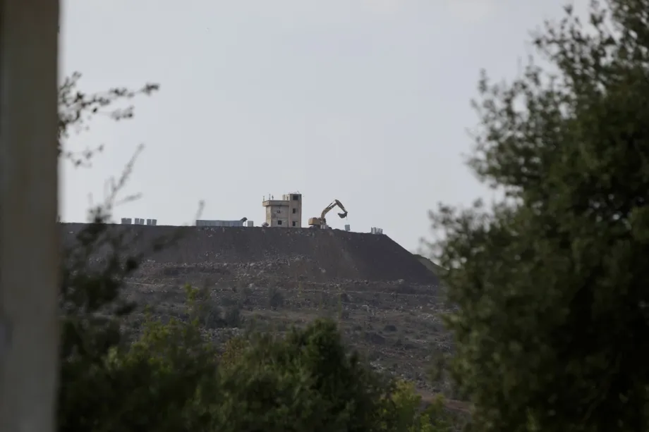 Equipamentos de construção do exército israelense estão sendo utilizados para reforçar posições militares nas vilas de Jubata al-Khashab e Samadaniyya, enquanto o exército israelense continua suas violações na zona rural da província de Quneitra, no sudoeste da Síria, em 5 de novembro de 2025. [Bakr Al Kasem - Agência Anadolu]