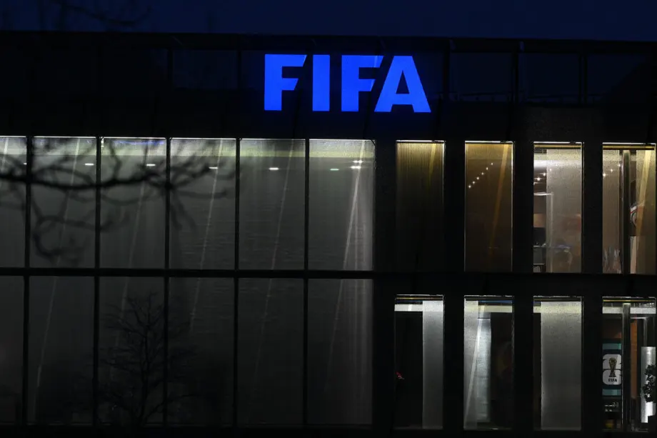 O logotipo da FIFA é visto na sede da FIFA após o sorteio do torneio de repescagem da Copa do Mundo de 2026 em Zurique, Suíça, em 20 de novembro de 2025. [Mustafa Yalçın – Agência Anadolu]