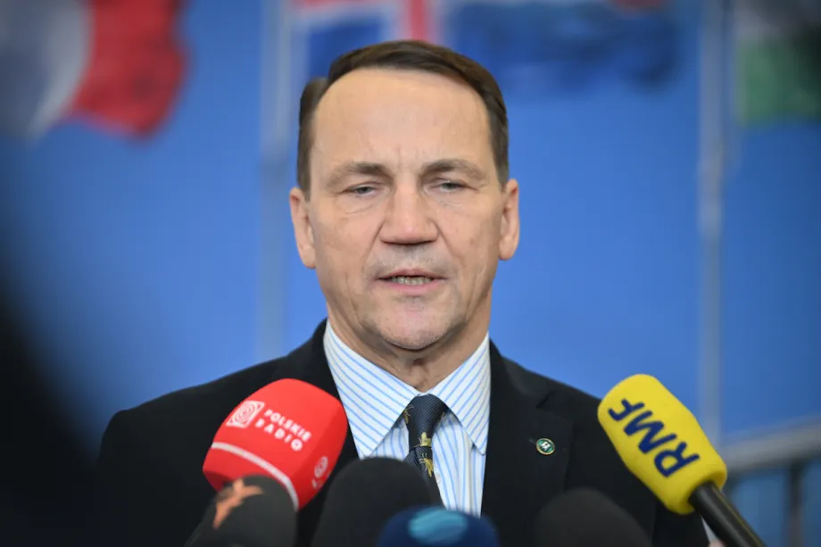 O vice-primeiro-ministro e ministro das Relações Exteriores da Polônia, Radoslaw Sikorski, concede uma declaração à imprensa na sede da OTAN após a reunião dos ministros das Relações Exteriores da OTAN em Bruxelas, Bélgica, em 3 de dezembro de 2025. [Dursun Aydemir - Agência Anadolu]