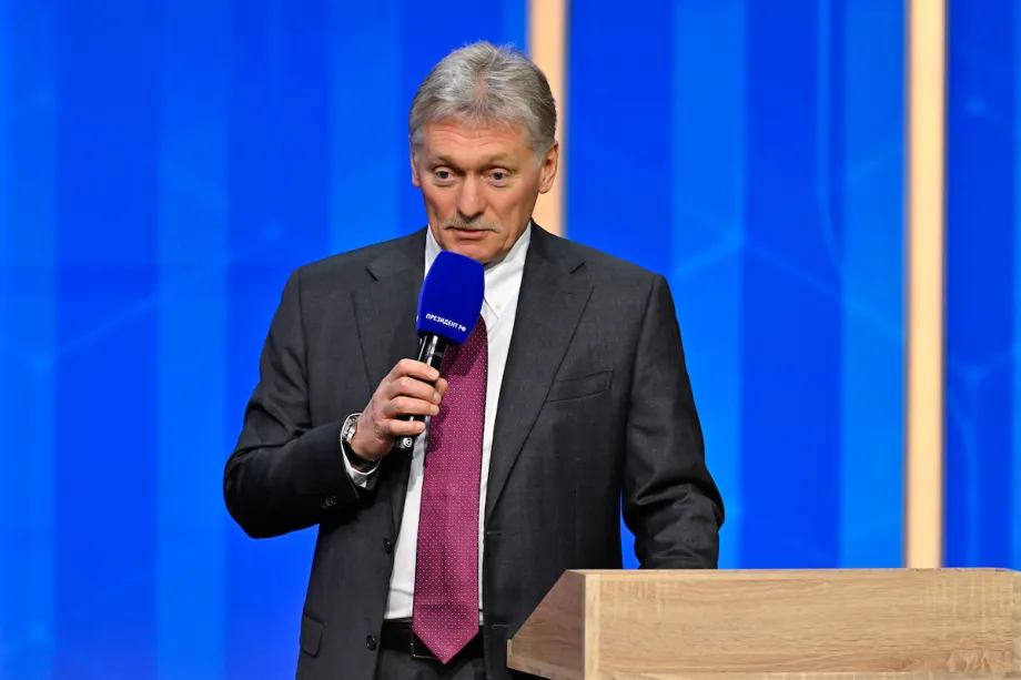 O porta-voz do Kremlin, Dmitry Peskov, discursa em Moscou, Rússia, em 19 de dezembro de 2025. [Sefa Karacan - Agência Anadolu]