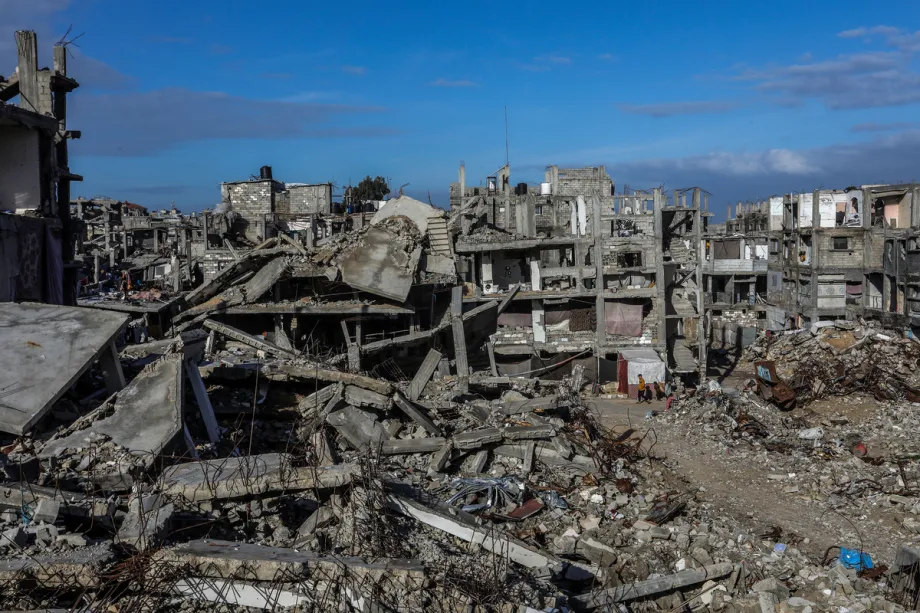 Uma vista das ruínas enquanto os palestinos lutam para continuar suas vidas diárias em meio aos escombros deixados pelos ataques israelenses em Khan Yunis, Gaza, em 30 de dezembro de 2025. [Abed Rahim Khatib – Agência Anadolu]