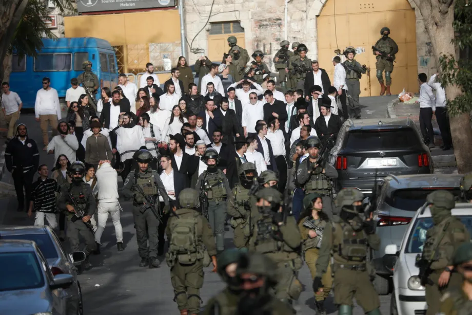 Colonizadores israelenses, sob a proteção das forças israelenses, invadem a Cidade Velha de Hebron, no sul da Cisjordânia, em 31 de janeiro de 2026. [Mamoun Wazwaz - Agência Anadolu]