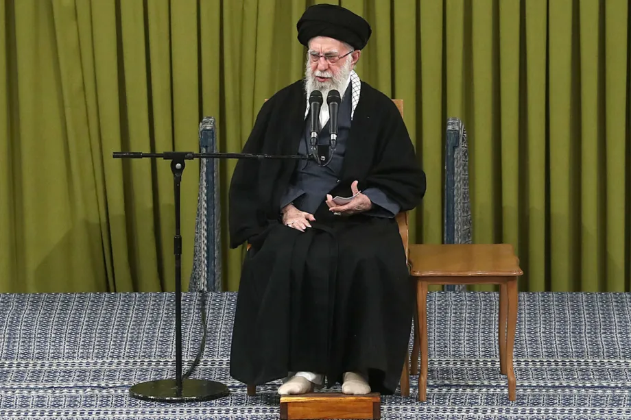 O Líder Supremo do Irã, Ali Khamenei, discursa ao público por ocasião do 47º aniversário da Revolução Iraniana em sua residência em Teerã, Irã, em 1º de fevereiro de 2026. [Gabinete de Imprensa do Líder Iraniano - Agência Anadolu]