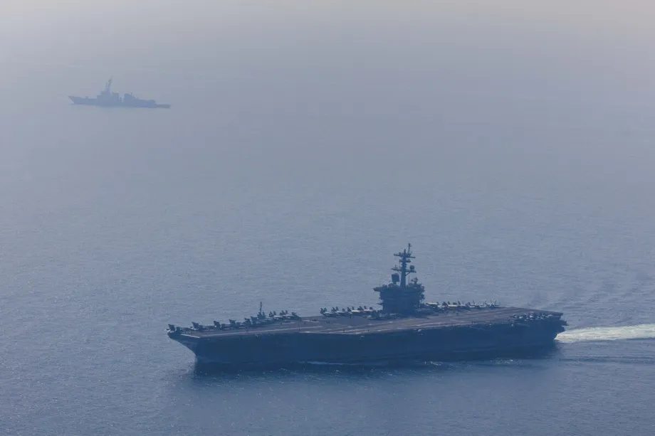 Uma vista aérea do Grupo de Ataque do Porta-Aviões USS Abraham Lincoln enquanto operava no Mar Arábico, escoltado por dois navios de reabastecimento militar e duas embarcações da Guarda Costeira dos EUA, enquanto caças da Ala Aérea Embarcada Nove realizavam operações de voo sobre o Mar Arábico, em 6 de fevereiro de 2026. [US CENTCOM/Divulgação – Agência Anadolu]