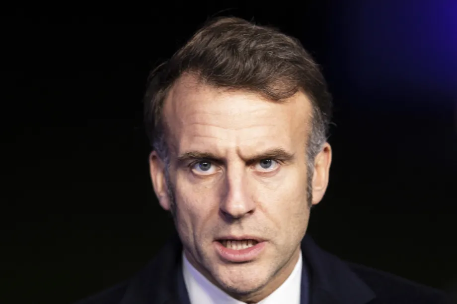 O presidente francês Macron concede uma entrevista coletiva após participar do Retiro Informal Europeu dos líderes da UE em Alden Biesen, Flandres, Bélgica, em 12 de fevereiro de 2026. [Nicolas Landemard - Agência Anadolu]