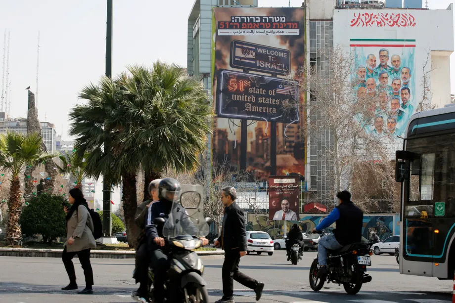 Uma enorme faixa com uma mensagem de advertência contra os EUA e Israel é exibida na Praça da Palestina em Teerã, capital do Irã, em 25 de fevereiro de 2026. [Fatemeh Bahrami – Agência Anadolu]