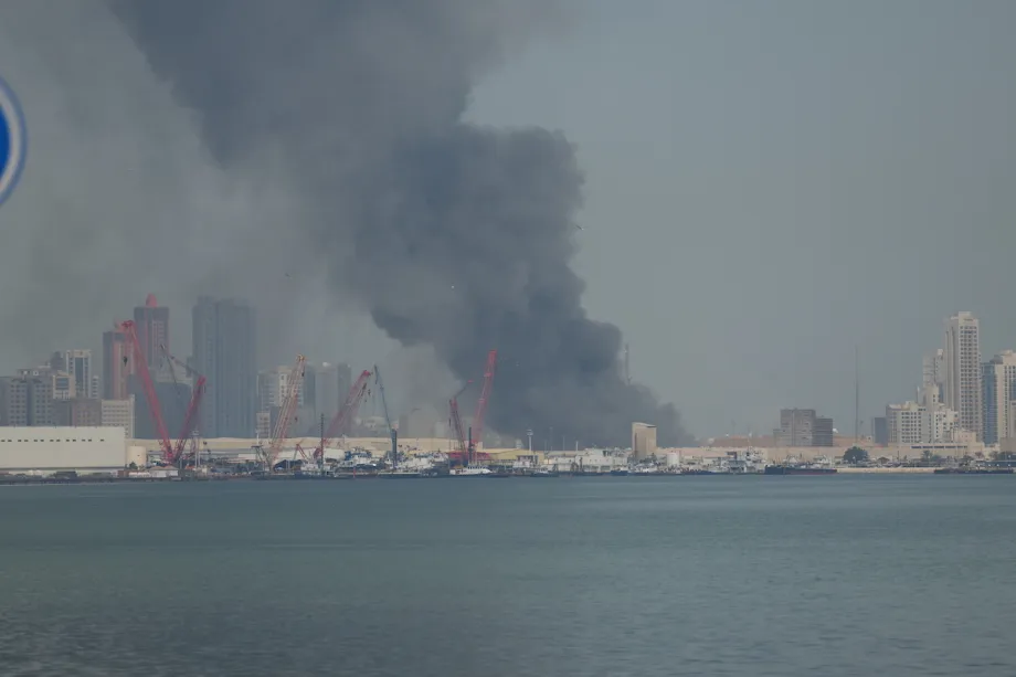 Fumaça sobe após o Irã realizar um ataque com mísseis contra o quartel-general da 5ª Frota da Marinha dos EUA em Manama, em retaliação aos ataques EUA-Israel, no Bahrein, em 28 de fevereiro de 2026. [Stringer – Agência Anadolu]