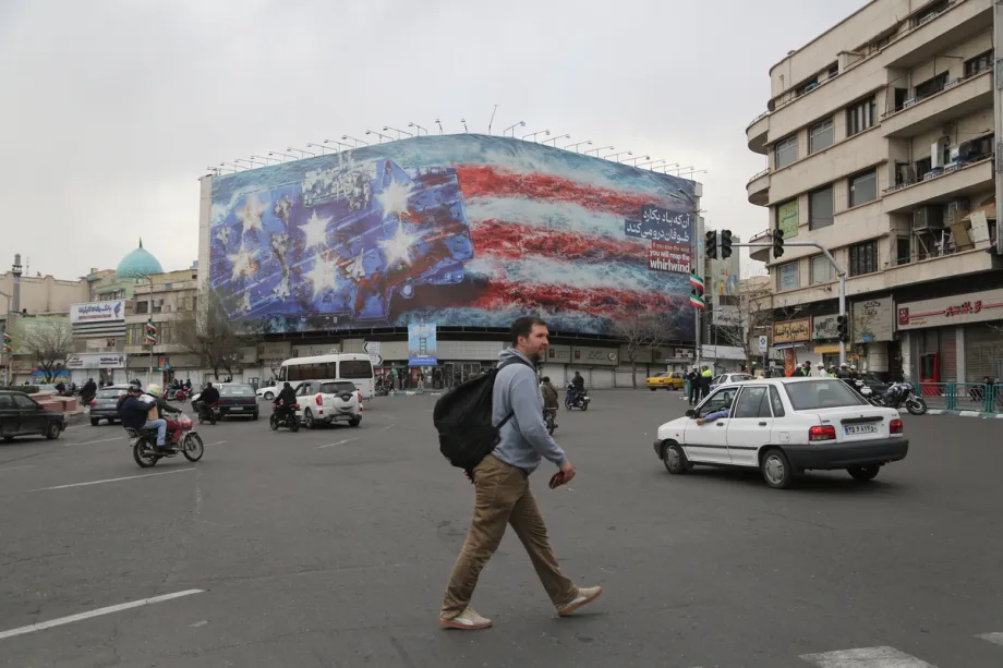 Ruas parecem parcialmente vazias após os ataques dos EUA e de Israel em Teerã, Irã, em 28 de fevereiro de 2026. [Fatemeh Bahrami – Agência Anadolu]