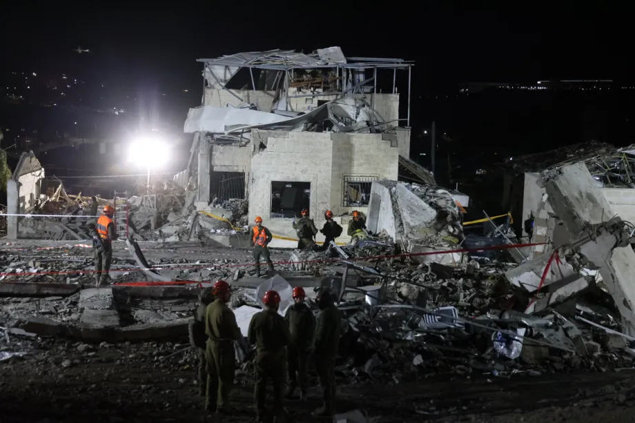 Equipes de busca e resgate continuam as operações no prédio atingido por um míssil lançado pelo Irã em retaliação aos ataques israelenses e americanos na cidade de Bet Shemesh, perto de Jerusalém Ocidental, em 1º de março de 2026. [Saeed Qaq - Agência Anadolu]