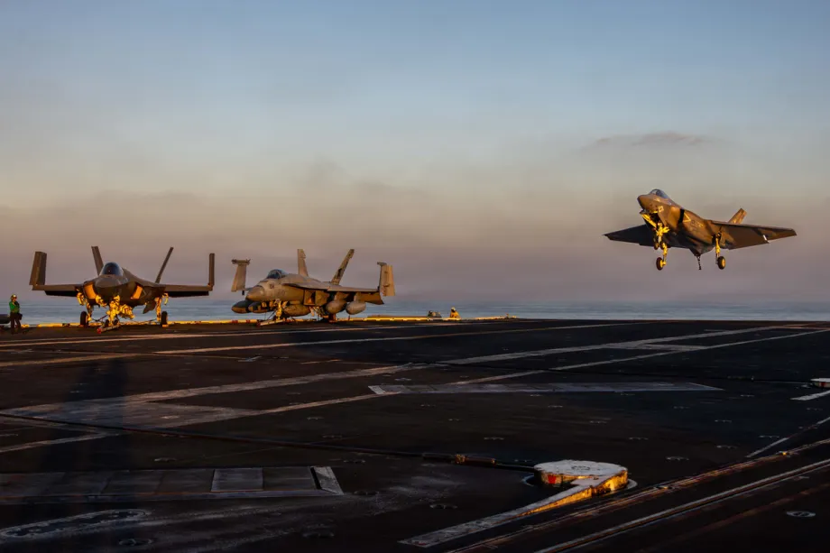 Avião de guerra da Marinha dos EUA decola do porta-aviões USS Abraham Lincoln durante a Operação Epic Fury, que teve como alvo o Irã no Golfo de Omã, em 1º de março de 2026. [Marinha dos EUA / Divulgação - Agência Anadolu]