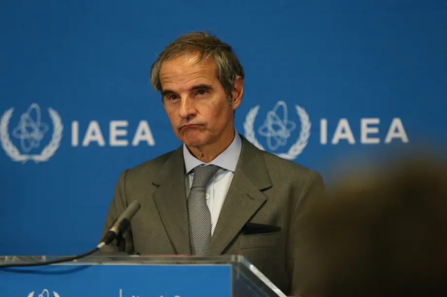 O Diretor-Geral da Agência Internacional de Energia Atômica (AIEA), Rafael Mariano Grossi, faz uma declaração durante uma coletiva de imprensa após uma reunião do Conselho de Governadores sobre ataques dos EUA e de Israel contra o Irã em Viena, Áustria, em 2 de março de 2026. [Salih Okuroğlu – Agência Anadolu]