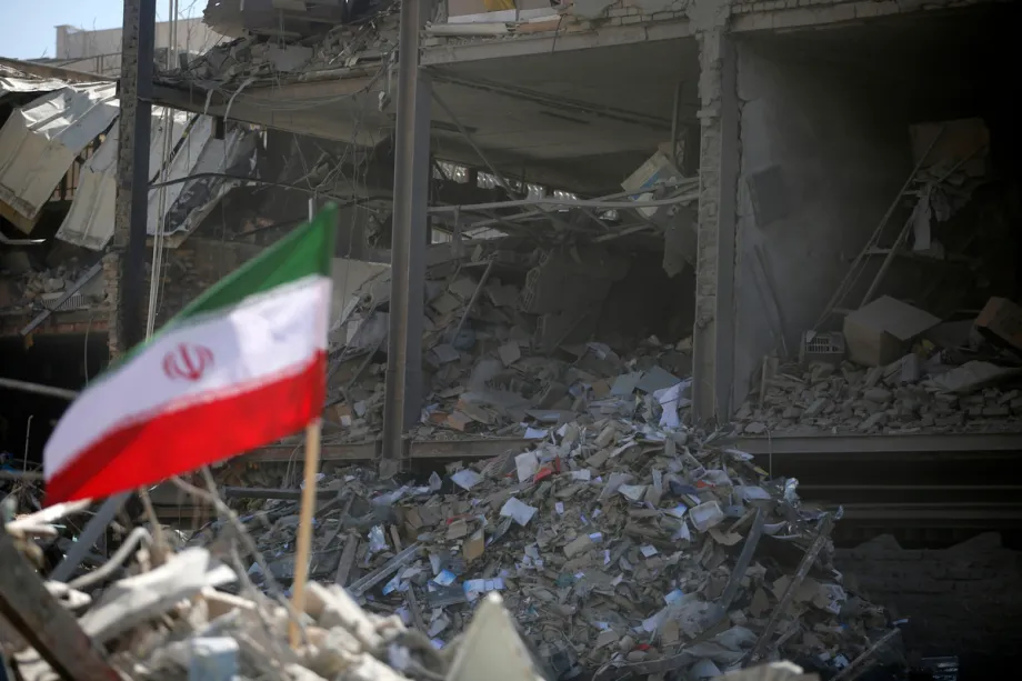 Uma vista dos grandes danos ao redor da Praça Ferdowsi, no centro de Teerã, após ataques dos EUA e de Israel contra o Irã, com destroços espalhados por prédios próximos, incluindo danos relatados perto de um posto da Polícia Diplomática, em 3 de março de 2026. [Fatemeh Bahrami – Agência Anadolu]