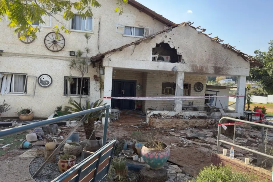 Imagem da destruição após um foguete disparado do Líbano atingir um prédio residencial em Kfar Yuval, no norte de Israel, causando grandes danos à estrutura e a veículos próximos, em 3 de março de 2026. [Samir Abdalhade – Agência Anadolu]