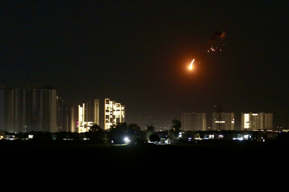 Fortes explosões são ouvidas em Erbil, Iraque, após um ataque com drones contra o prédio do Consulado dos EUA e o Aeroporto Internacional de Erbil, em 3 de março de 2026. [Ahsan Mohammed Ahmed Ahmed – Agência Anadolu]