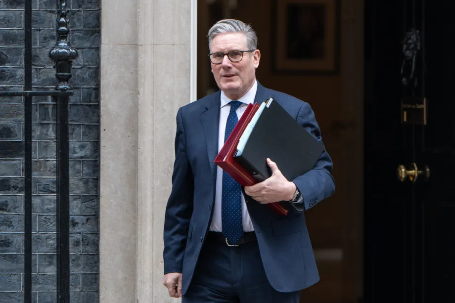 O primeiro-ministro britânico, Keir Starmer, deixa o número 10 de Downing Street antes da sessão de perguntas ao primeiro-ministro (PMQs) na Câmara dos Comuns, onde responderá a perguntas de parlamentares durante a sessão parlamentar semanal em Londres, Reino Unido, em 4 de março de 2026. [Thomas Krych – Agência Anadolu]