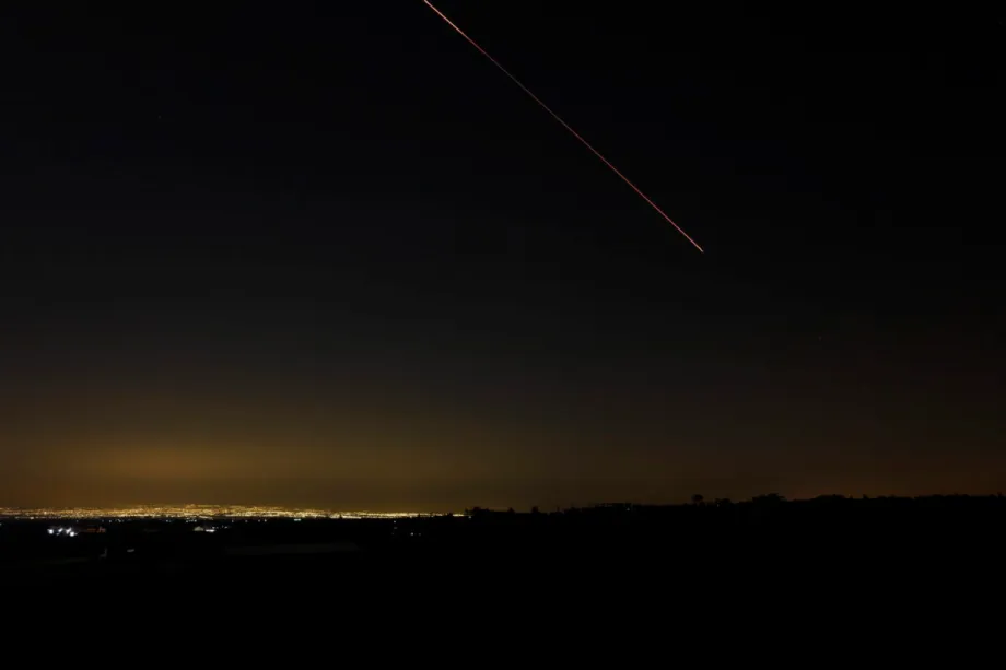 Os ataques com mísseis lançados pelo Irã em retaliação aos ataques conjuntos entre Estados Unidos e Israel continuam, com intensos lançamentos de mísseis iranianos visíveis nos céus da província de Quneitra, na Síria, em 6 de março de 2026. [Enver Asfur – Agência Anadolu]