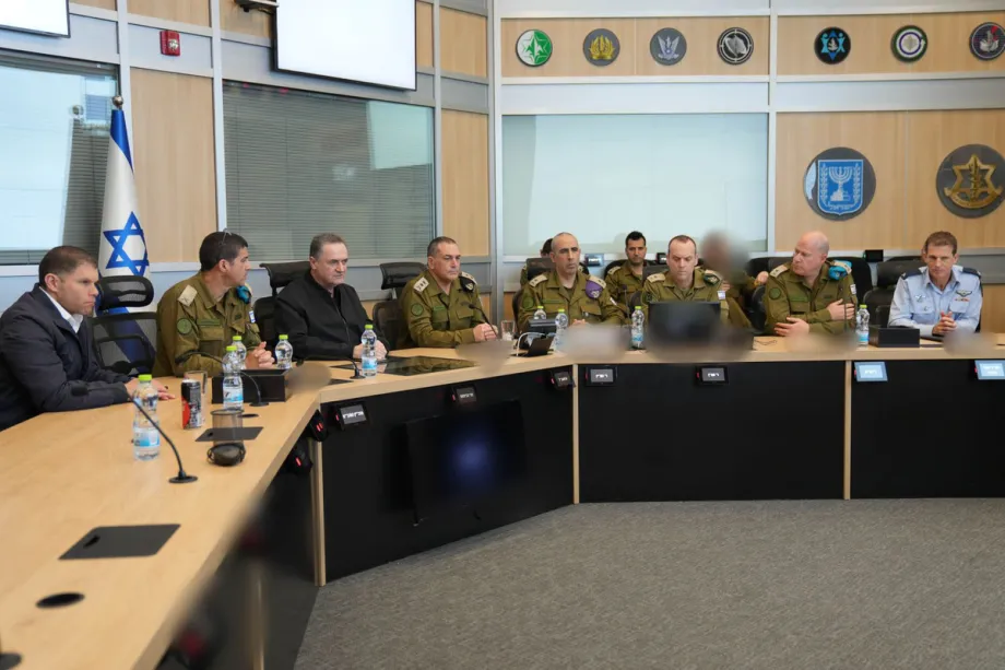 O Ministro da Defesa de Israel, Yisrael Katz, realiza uma reunião de avaliação da situação de segurança com o Chefe do Estado-Maior, Eyal Zamir, o Chefe da Diretoria de Inteligência Militar de Israel (AMAN), Shlomi Binder, e outros comandantes seniores em Tel Aviv, Israel, em 7 de março de 2026. [Ministério da Defesa de Israel - Agência Anadolu]