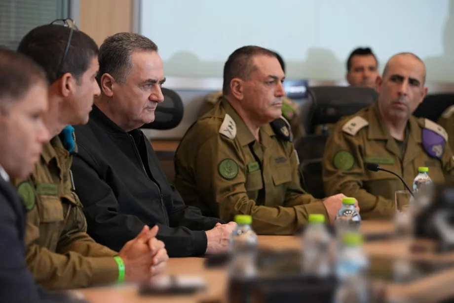 O Ministro da Defesa de Israel, Yisrael Katz, realiza uma reunião de avaliação da situação de segurança com o Chefe do Estado-Maior, Eyal Zamir, o Chefe da Diretoria de Inteligência Militar de Israel (AMAN), Shlomi Binder, e outros comandantes seniores em Tel Aviv, Israel, em 7 de março de 2026. [Ministério da Defesa de Israel - Agência Anadolu]