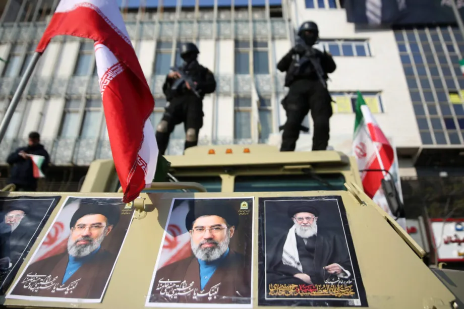 Milhares de pessoas carregando bandeiras iranianas se reúnem na Praça Enghelab para expressar apoio a Mojtaba Khamenei, que se tornou o novo líder supremo do Irã após Ali Khamenei em Teerã, Irã, em 9 de março de 2026. [Fatemeh Bahrami – Agência Anadolu]
