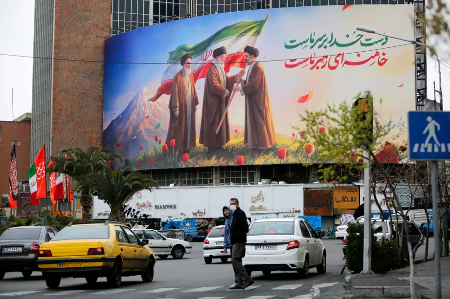 Uma faixa expressando apoio ao Líder Supremo do Irã, o aiatolá Mojtaba Khamenei, é exibida na Praça Vali-e Asr em Teerã, Irã, em 10 de março de 2026. [Fatemeh Bahrami – Agência Anadolu]