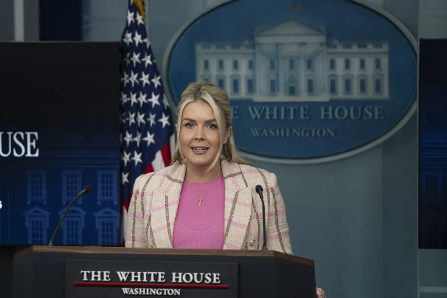 A secretária de imprensa da Casa Branca, Karoline Leavitt, fala na sala de imprensa da Casa Branca em Washington, D.C., Estados Unidos, em 10 de março de 2026. [Celal Güneş - Agência Anadolu]