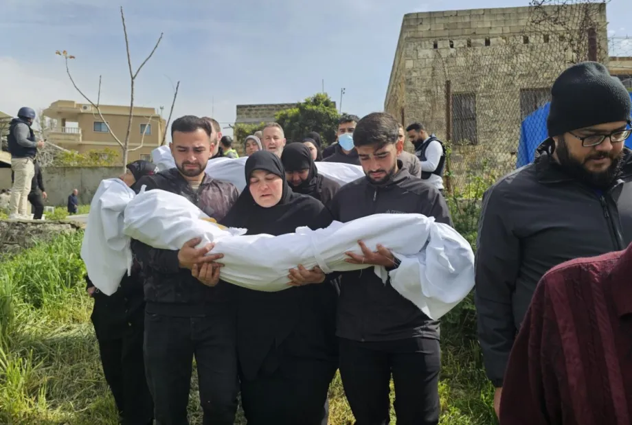 Pessoas se reúnem no cemitério da cidade durante o enterro das vítimas mortas em um ataque aéreo israelense em Sidon, no sul do Líbano, em 13 de março de 2026. [Mohamad Zanaty - Agência Anadolu]