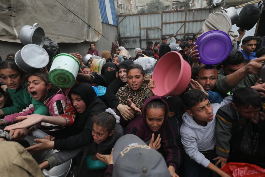 Palestinos no campo de refugiados de Nuseirat aguardam distribuição de alimentos em Gaza, sob cerco israelense, em 13 de março de 2026 [Moiz Salhi/Agência Anadolu]