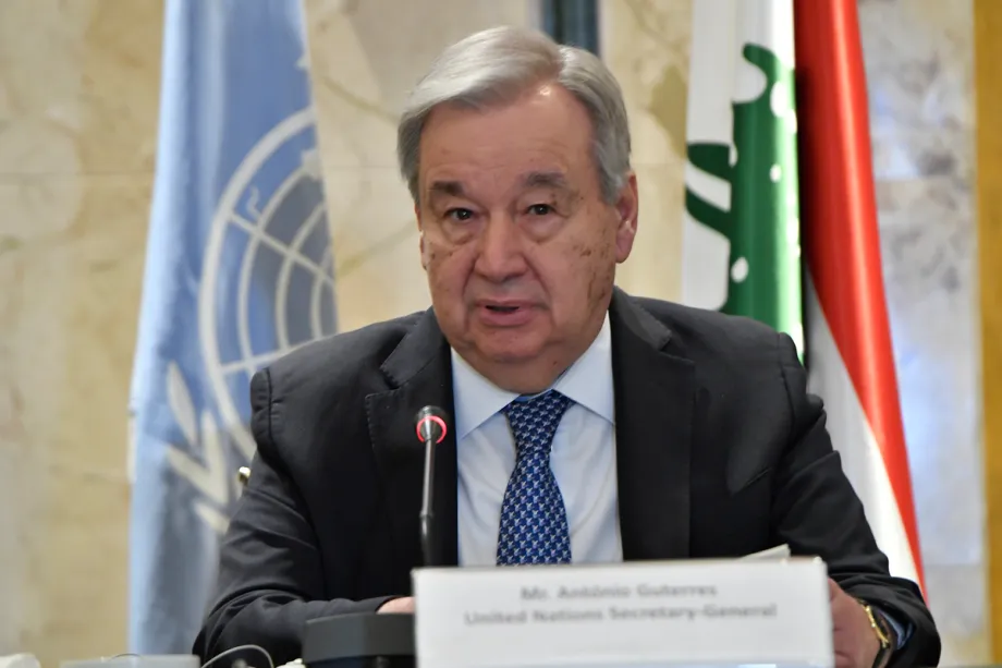 O Secretário-Geral das Nações Unidas, António Guterres, discursa durante uma coletiva de imprensa como parte de sua visita ao Líbano, em Beirute, Líbano, em 14 de março de 2026. [Houssam Shbaro – Agência Anadolu]
