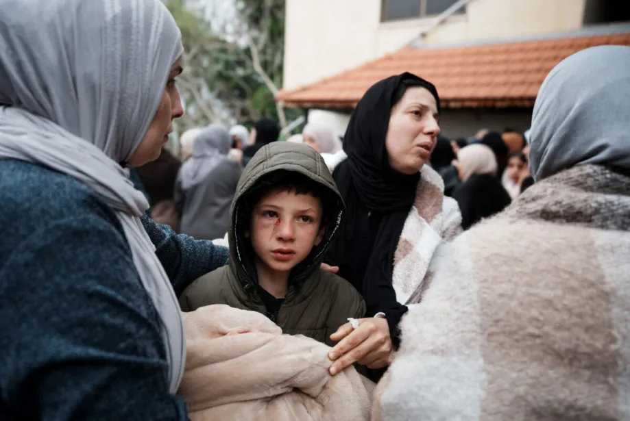 Uma criança que sobreviveu ao ataque é vista durante as orações fúnebres realizadas na cidade de Tamun, ao norte de Tubas, na Cisjordânia, para Ali Khalid Sayil Beni Awda (37), sua esposa Vaad Osman Akil Beni Awda (35) e seus filhos Mohammed (5) e Osman (7), que perderam a vida depois que soldados israelenses abriram fogo contra o carro em que estavam enquanto retornavam da cidade de Nablus, onde haviam ido comprar roupas para o Eid al-Fitr para seus filhos antes do feriado, em 15 de março de 2026. [Issam Rimawi - Agência Anadolu]
