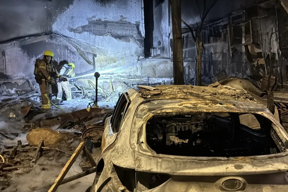 Bombeiros trabalham onde foguetes disparados pelo Hezbollah teriam atingido vários locais em Nahariya, região da Galileia, no norte de Israel, em 16 de março de 2026. [Samir Abdalhade - Agência Anadolu]